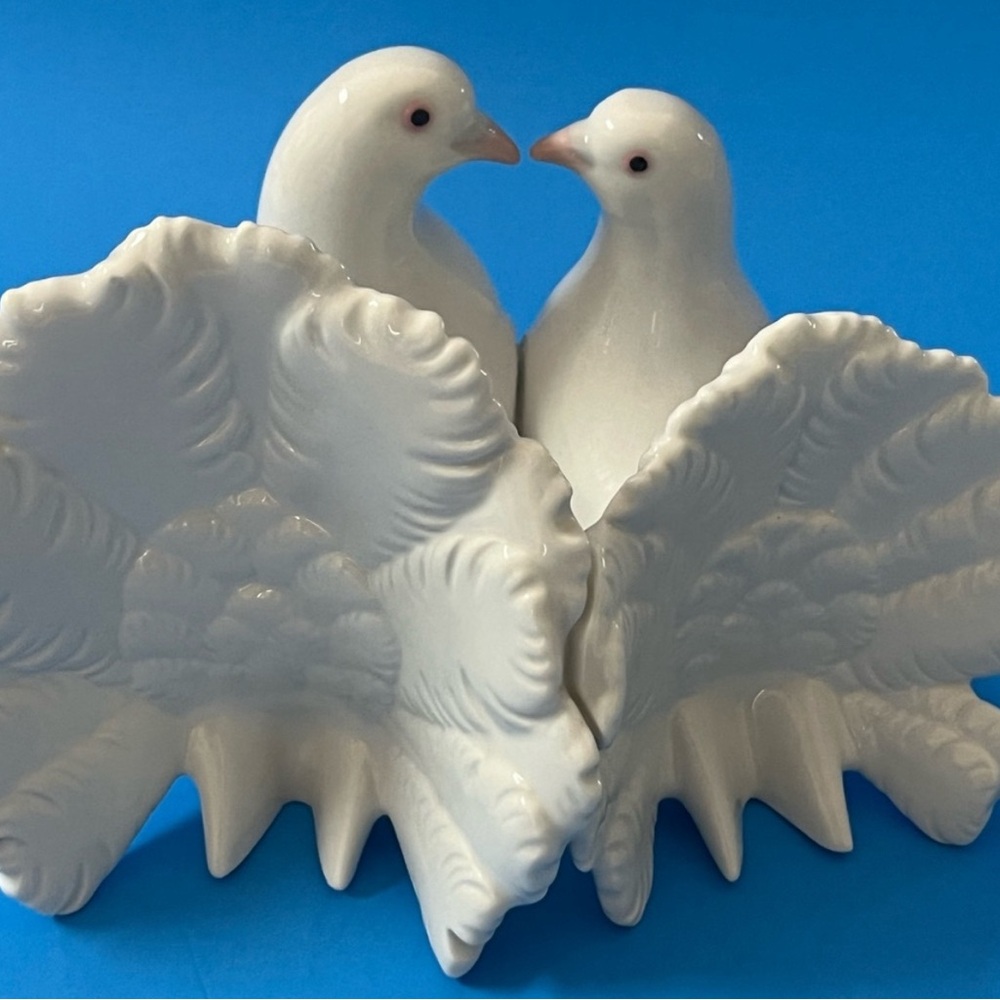 Vintage Lladro White Glossy Pair of Dove Figurine "Dove Lovers".